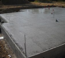 Yes la dalle est coul&eacute;e !!! y' aplus qu'attendre que ca s&egrave;che !! grrrrrr....