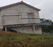 Le crépi de la maison avance un peu ça fait du bien de voir la construction évoluée un peu.