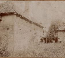 Une habitante du village nous à retrouver une veille photo du moulin qui appartenait à sa famille. on peut y voir la roue entre les deux bâtiments... L'eau arrivait d'un réservoir via une écluse (dépendance de la propriété - aujourd'hui un bois). L'eau cheminait par un bief sur une butte pour garder le maximum de chute d'eau, entraînait la roue et repartait au Jamaloup. A gauche, on peut apercevoir un pigeonnier.