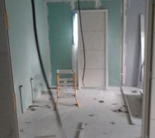 Sa prend forme gentiment la partie salle de bain du haut