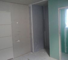 Sa prend forme gentiment la chambre du bas avec un futur placard