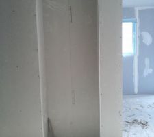 Sa prend forme gentiment, une niche en bas je pense y mettre les manteau !!