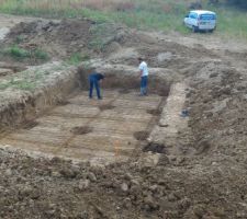 Coulage des fondations avec puits de 60cm et semelles filantes (piscine ici)