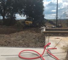 On a ici la cave/abri de jardin &agrave; gauche, la piscine &agrave; droite dans le prolongement de la terrasse