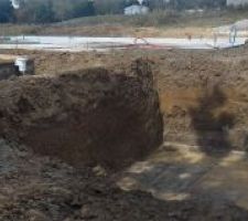 Vue depuis le bord du terrain avec la cave, la piscine et la maison