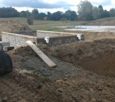 On a ici la cave/abri de jardin &agrave; droite, la piscine &agrave; gauche dans le prolongement de la terrasse