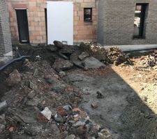 Aujourd'hui installation des fourreaux et du tout à l?égout dans le terrain