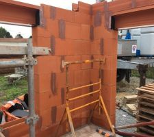 &eacute;l&eacute;vation des murs en briques en cours