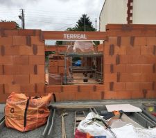 élévation des murs en briques en cours