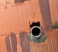 Trou pr&egrave;s du sol dans mur de fa&ccedil;ade