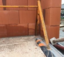 Trou pr&egrave;s du sol dans mur de fa&ccedil;ade