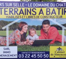 Panneau d'affichage promotionnel sur le lotissement