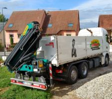 Camion grue pour tenir les bigbag de substrat au dessus du toit pendant que nous étalons au fur et à mesure..Trop lourd pour être déposés sur le toit à un endroit.