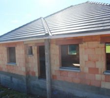 Maison couverte, frisette PVC livr&eacute;e