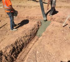 Première coulée de béton
4 toupies sont prévues + une de complément