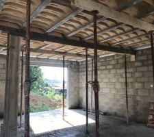 Vue du salon donnant sur la salle &agrave; manger