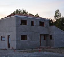 Maison pré-enduite et toiture quasiment terminée ! Vue du lotissement