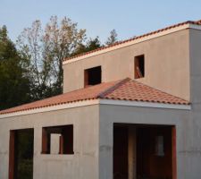 Maison pré-enduite et toiture quasiment terminée ! Vue du jardin au sud-ouest