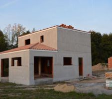 Maison pré-enduite et toiture quasiment terminée ! Vue du jardin au sud-ouest