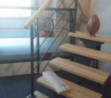 Montant de l'escalier. Les marches, elles, seront pleines (WC en dessous)