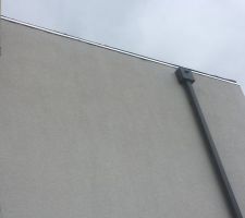 Ils font la façade un jour de pluie.... alors qu'il faisait beau plus tôt mais c'est pas grave HMBC doit venir faire de corrections depuis avril j'attends