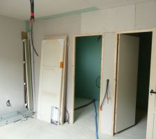 Vue de la chambre avec son dressing et sa salle de bain