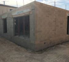 En deux jours l'&eacute;l&eacute;vation des murs du RDC &eacute;taient r&eacute;alis&eacute;s :O