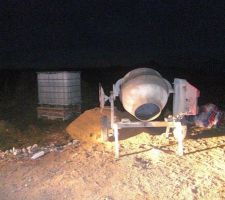 La cuve d'eau qui nous permet de ne pas perdre de temps.
La bétonnière en place