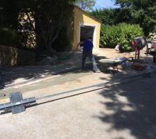 Remplissage de la longrine avec le gabarit de pose devant