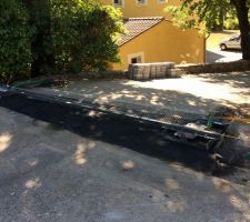 Gabarit de pose en place. Ciment noir ajouté pour ressembler à du macadam.
