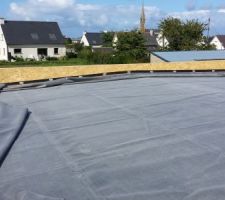 Toiture plate chaude EPDM - bâche dépliée partiellement