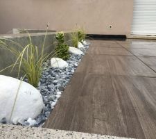 Déco terrasse mélange de minéral avec une touche de végétaux