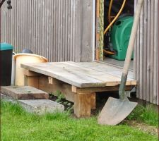 "seuil" bois sur pilotis en sortie de garage /jardin