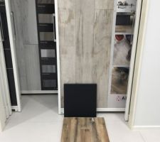 Carrelage italien avec la façade de la cuisine noir mat et le plan de travail bois