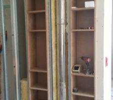 Le mur du conduit de cheminée, deuxième module en place.