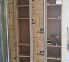 Le mur du conduit de cheminée, deuxième module en place et isolation.