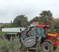 Ce matin, arrivée du mulch  pour la colline