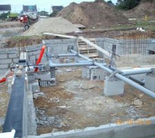 Constat d'avancement du matin et controel de l'écoulement : Pose des canalisations dans le vide sanitaire