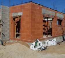 Pignon sud depuis l'extérieur : vue du mur vertical amorce de la banquette béton