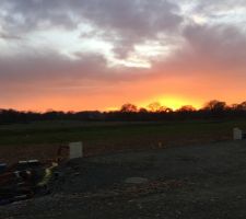 Vue depuis le terrain, des maisons seront voisines sur ces emplacements.

Nous sommes au bout d'une impasse compos&eacute;e d'une dizaine de maisons. 

Joli couch&eacute; de soleil ...