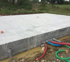 La dalle est enfin faite, son retard entraine un décalage du planning. Levée des murs reculé à semaine 40 au lieux de semaine 37...