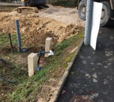Novembre 2016, permis de construire accordé, mais 1ers problemes, malgré que le terrain soit dejà viabilisé il faut remonter le coffret electrique et le compteur d'eau car trop bas.... de plus le bateau a creer devant chez nous sera a faire a nos frais