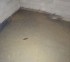 Au fond du garage, don cl'eau penetre aussi de l'autre coté