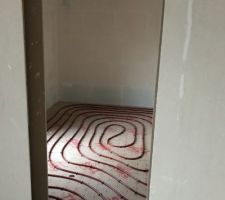 Debut de l'intervention des plombiers pour le chauffage au sol