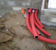 Les 6 tuyaux rouges sont pour l'élec et le téléphone, le orange c'est pour l'arrivée d'eau, qui va jusqu'au cumulus