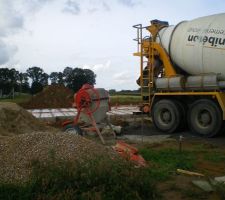 Arrivée des 6m3 de bêton pour la dalle
