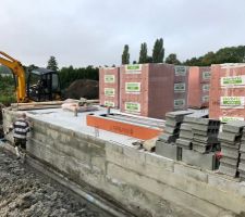 La dalle coulée en notre absence continue de sécher, le drainage est en cours d'installation