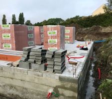 La dalle coul&eacute;e en notre absence continue de s&eacute;cher, le drainage est en cours d'installation
