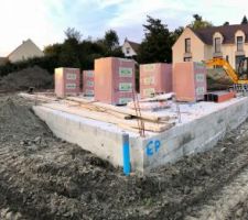 Installation du drainage périphérique achevée, terrassement entamé