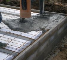 As tous les futurs priétaire en construction...ce moment est riche d'émotion..les premières coulures de la dalle..